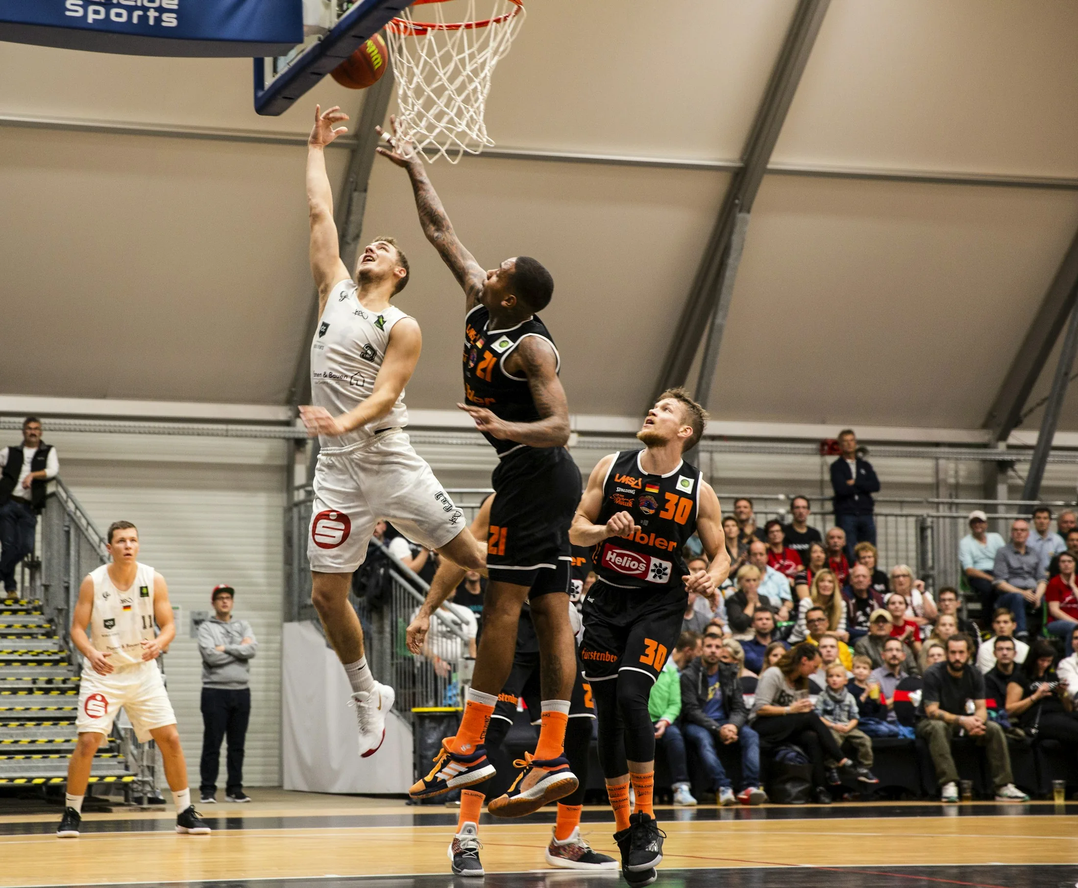 Basketmatch i en sporthall med publik