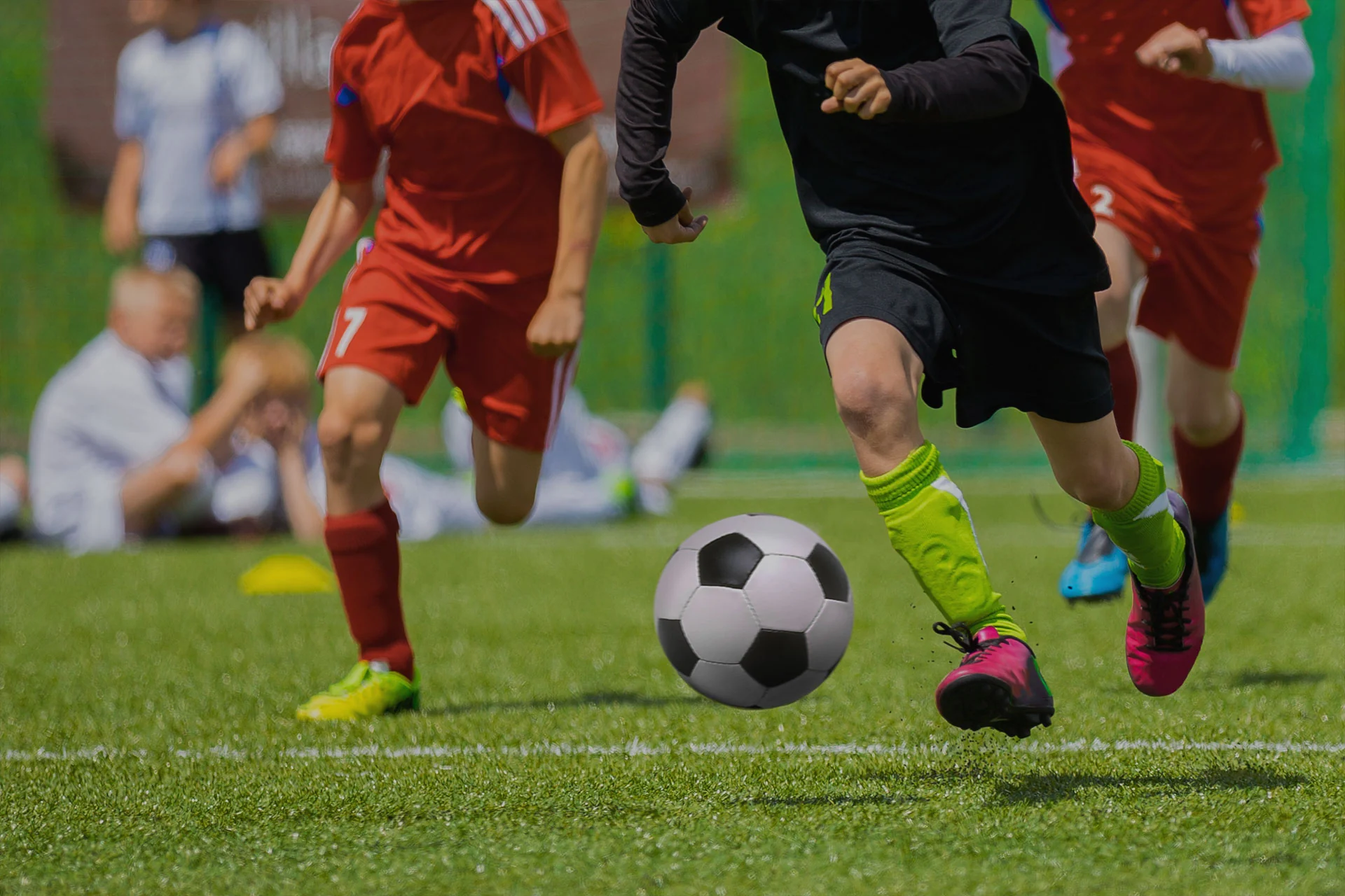Fotbollsspelare i närkamp om bollen