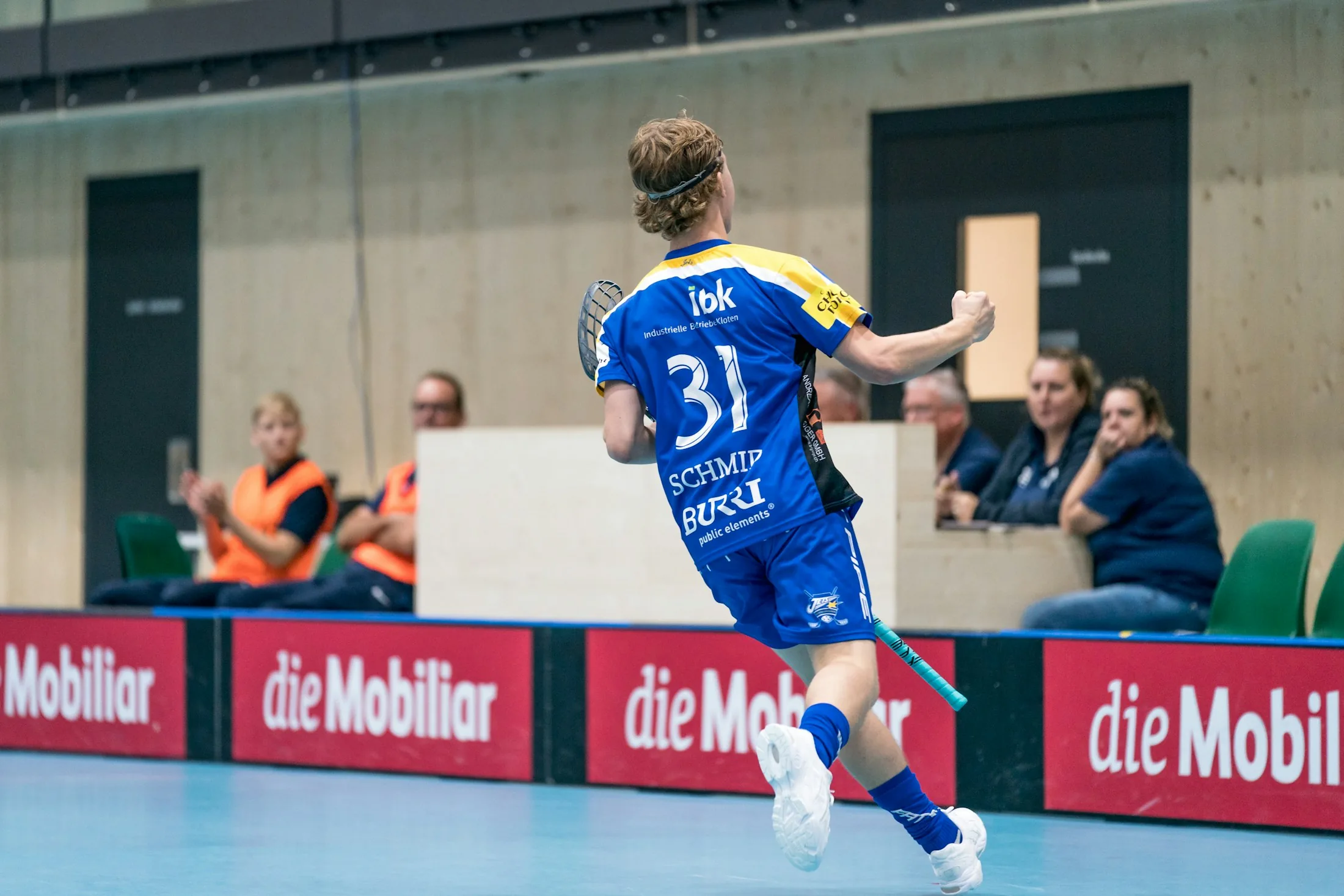 Innebandyspelare i en sporthall
