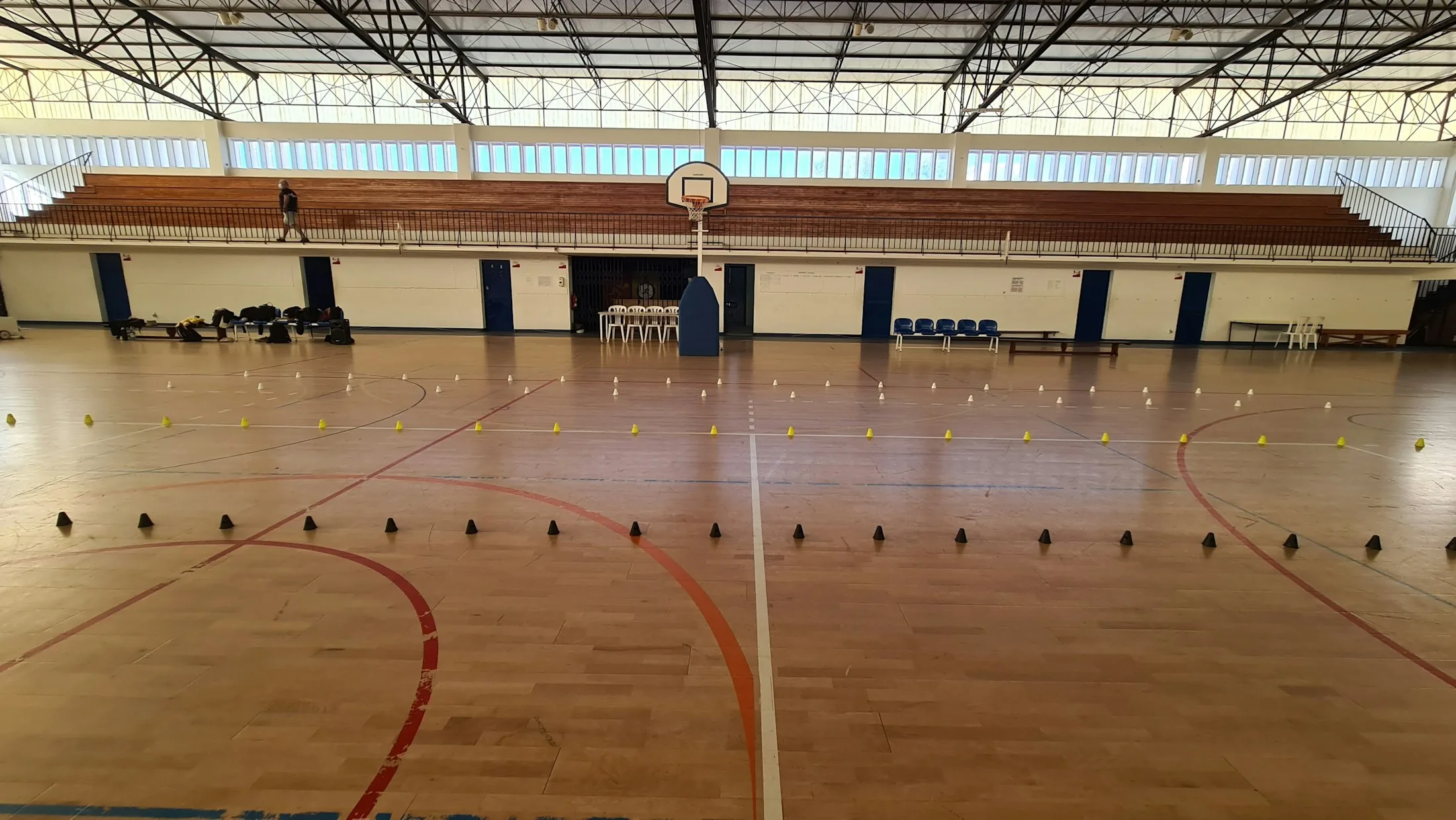 Sporthall med baskethoppar och läktare