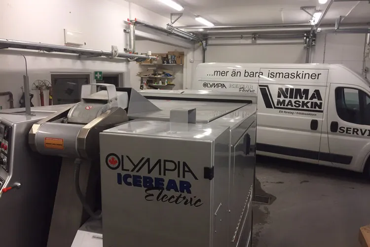 Nima Maskins verkstad i Hestra med servicebil